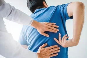 چه زمانی باید برای کمر درد به پزشک مراجعه کرد؟