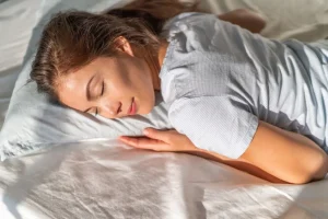 چرا نحوه خوابیدن باعث کمر درد صبح‌گاهی می‌شود؟
