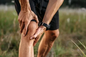 هنگام درد شدید زانو، فعالیت بدنی ملایم نیز ممنوع است.