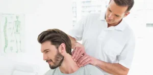 فیزیوتراپی گردن با حرکات اصلاحی توسط فیزیوتراپیست