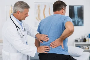 معاینه پزشک برای کمر درد