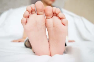 ارزیابی قوس کف پای کودک توسط متخصص ارتوپدی