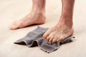 چرا تمرین حوله برای کف پای صاف معجزه می‌کند؟