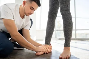 تاثیر بیش‌چرخش مچ پا به داخل بر زنجیره حرکتی ورزشکار