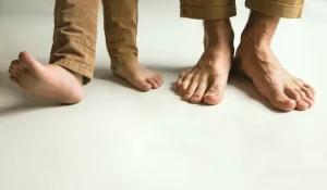 نحوه انجام تست ایستادن روی پنجه برای ارزیابی انعطافپذیری قوس پا